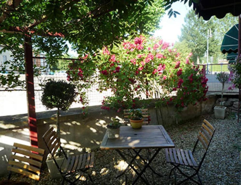 Hostellerie D'Heloise Logis Cluny Exterior foto